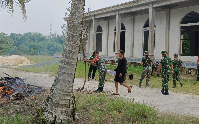 Kodim 0320/Dumai Gelar Gotong Royong Bersihkan Masjid dalam Rangka HUT Kodam I/Bukit Barisan