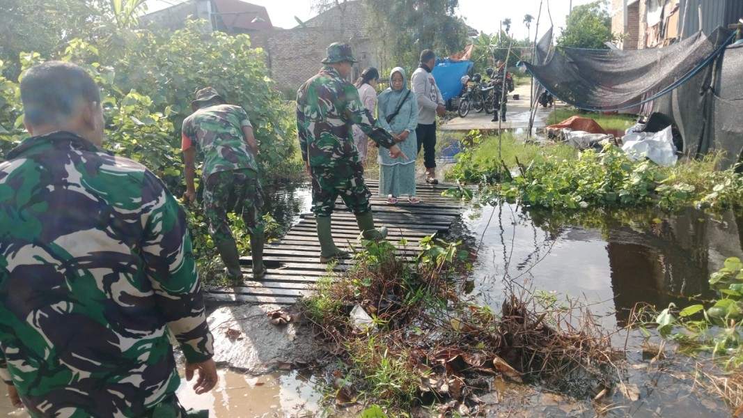 Koramil 01/Dumai Bersama Warga Bersihkan Lokasi Pembangunan Jembatan Beton Tahap VII