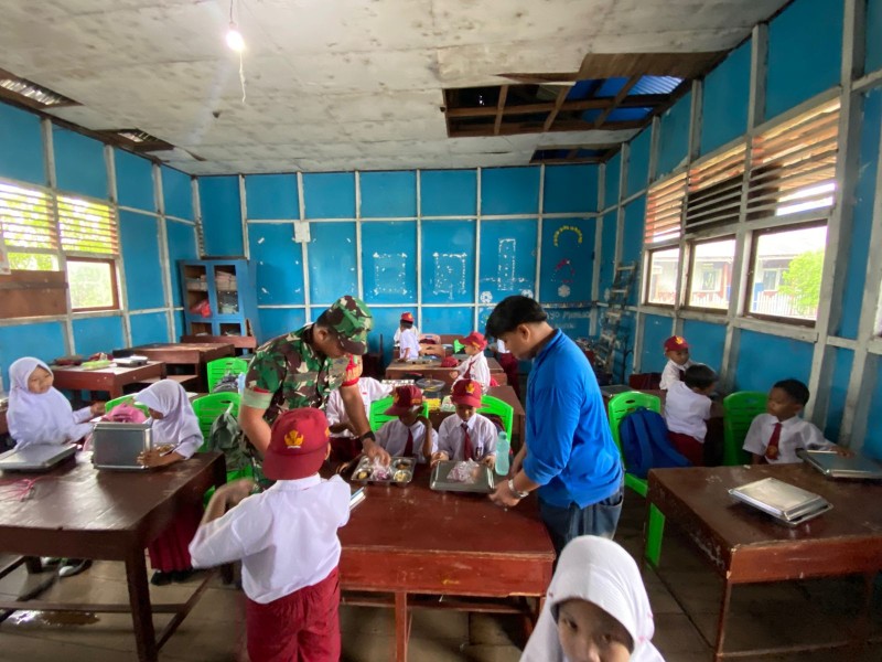 Dukung Generasi Sehat dan Cerdas, Babinsa Koramil 06/Kateman Kawal Program Makan Bergizi Gratis