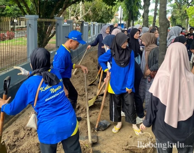 Mahasiswa UNIB dan UNAND Berjibaku Bersihkan Lumpur Pasca-Banjir Padang