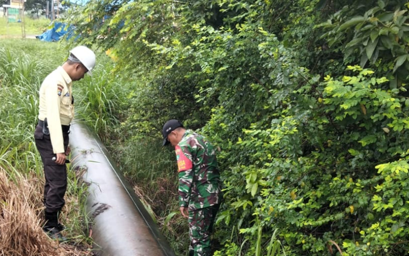 Babinsa Koramil 02/Bukit Kapur dan Security PHR Patroli Jalur Pipa Minyak