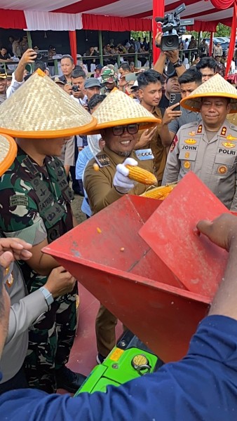 Bupati dan Wakil Bupati Pelalawan Ikuti Panen Raya 15 Ton Jagung Pipil Bersama Kapolda Riau
