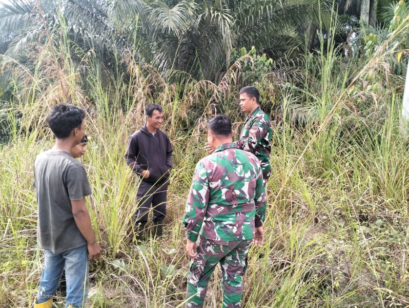 Koptu Salomo Sembiring Pimpin Patroli Karhutla di Wilayah Koramil 03/Minas