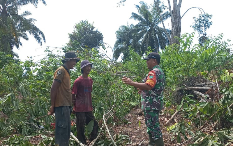 Sertu Roni Sandra Pimpin Patroli Karhutla, Warga Bukit Nenas Diimbau Waspada Kebakaran Lahan