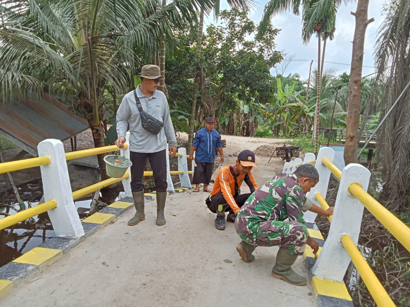 TMMD ke-123, Personel Kodim 0314/Inhil Laksanakan Pengecatan Jembatan