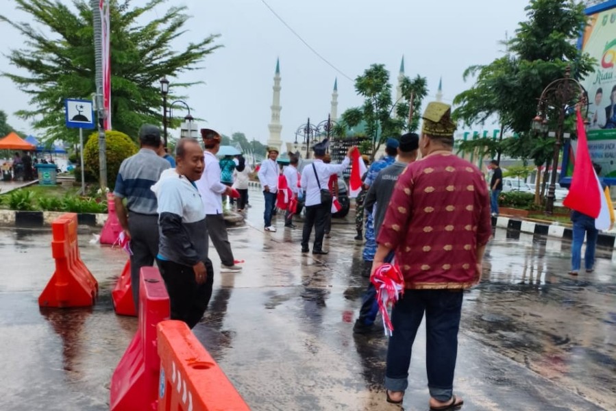 Pelindo Dumai Kibarkan Semangat Kemerdekaan Lewat Pembagian Bendera Merah Putih
