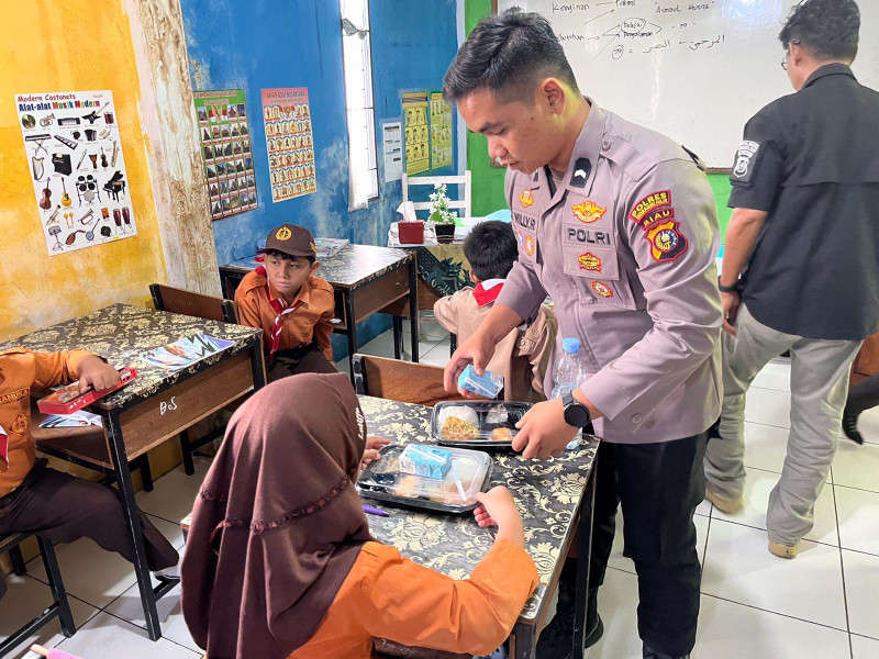 Siswa SD Antusias Makan Siang Bergizi dari Polres Inhil