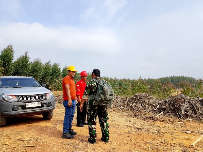 Babinsa Koramil 03/Minas Patroli Karhutla di Kampung Muara Bungkal, Cuaca Mendung, Titik Api Nihil