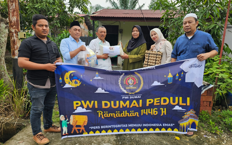 PWI Dumai Berbagi Kebaikan Menjelang Lebaran dengan Menyantuni Janda Wartawan