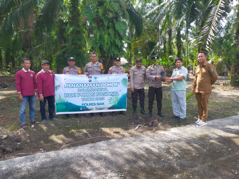 Polsek Sungai Apit Gelar Kegiatan 'Green Policing' Tanam Pohon Serentak di Kampung Parit I/II