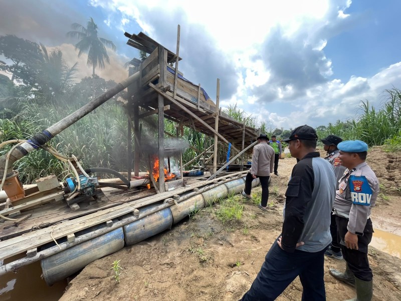 Sisir Aktivitas PETI di Aliran Sungai dengan Speed Boat, Polisi Bakar Rakit Penambang