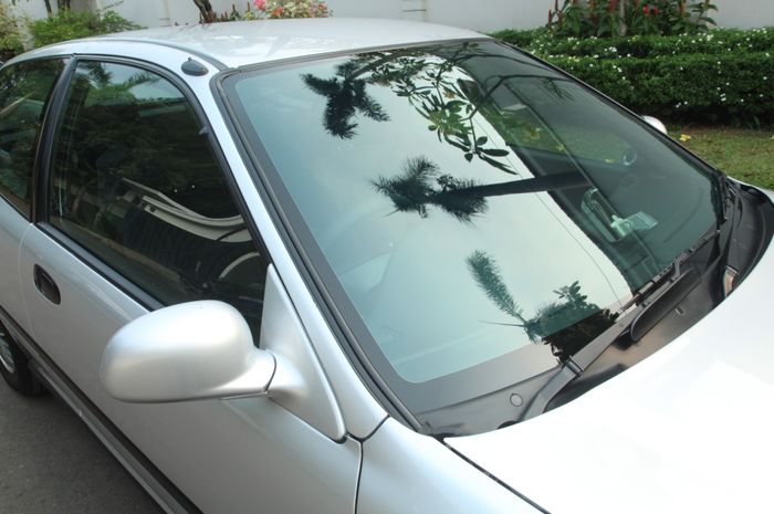 Tips Membersihkan Kaca Mobil Bekas agar Bebas Jamur