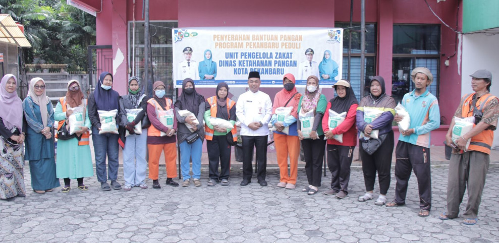 Disketapang Pekanbaru Bagikan Bantuan Pangan Baznas untuk 1.138 Petugas Kebersihan
