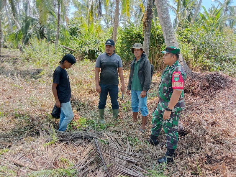 Cegah Karhutla Sejak Dini, Babinsa Koramil 06/Kateman Ingatkan Warga Tak Bakar Lahan dan Sampah Sembarangan