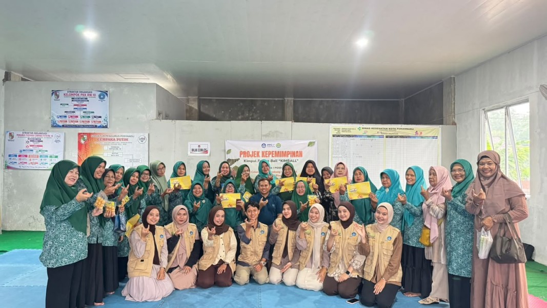 Mahasiswa PPG PGSD FKIP UNRI Olah Pangan Lokal Kimpul Menjadi Produk Inovatif KIMBALL Bersama Ibu-Ibu PKK RW.10 Kelurahan Sialang Sakti