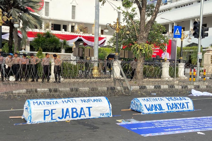 Kenapa Pejabat Indonesia Sulit Mundur Meski Berkasus?