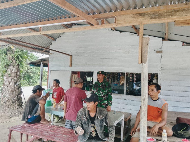 Babinsa Serda Mayus Maruli Laksanakan Komsos Kesehatan, Warga Minas Timur Sambut Positif