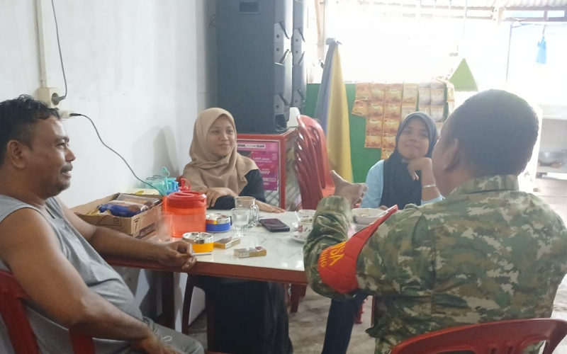 Komsos Babinsa Bukit Kapur, Warga Diajak Waspada Narkoba dan Geng Motor