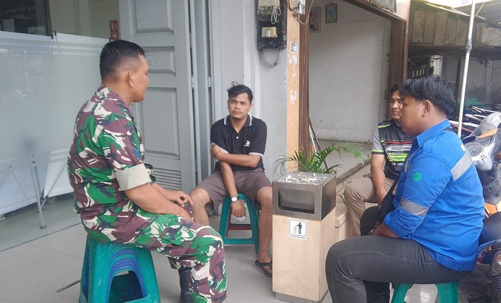 Babinsa Serka Afrisal Sosialisasi Kebersihan Lingkungan di Perawang