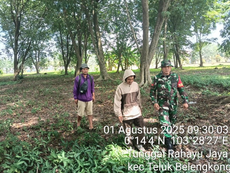 Cegah Karhutla, Babinsa Koramil 06/Kateman Gencarkan Patroli dan Edukasi Warga di Wilayah Binaan