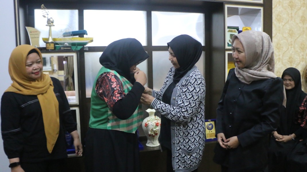 Dukung Tim LCC SMAN 1 Tembilahan Hulu ke Tingkat Nasional, Ketua Dekranasda Serahkan Vest Karya UMKM Lokal