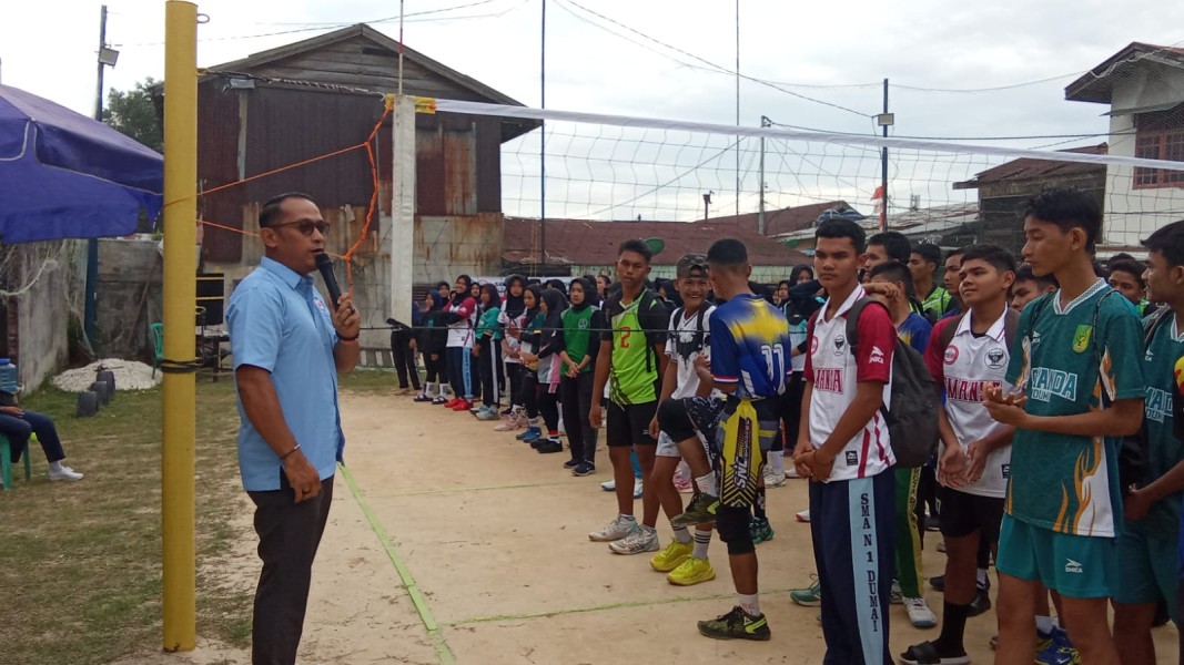Ketua Umum KONI Kota Dumai Membuka Langsung Turnamen Voli Tingkat Pelajar Se-Kota Dumai