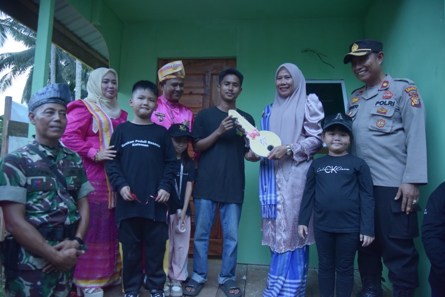 Babinsa Koramil 06/Kateman Dampingi Wakil Bupati Inhil Tinjau Bedah Rumah
