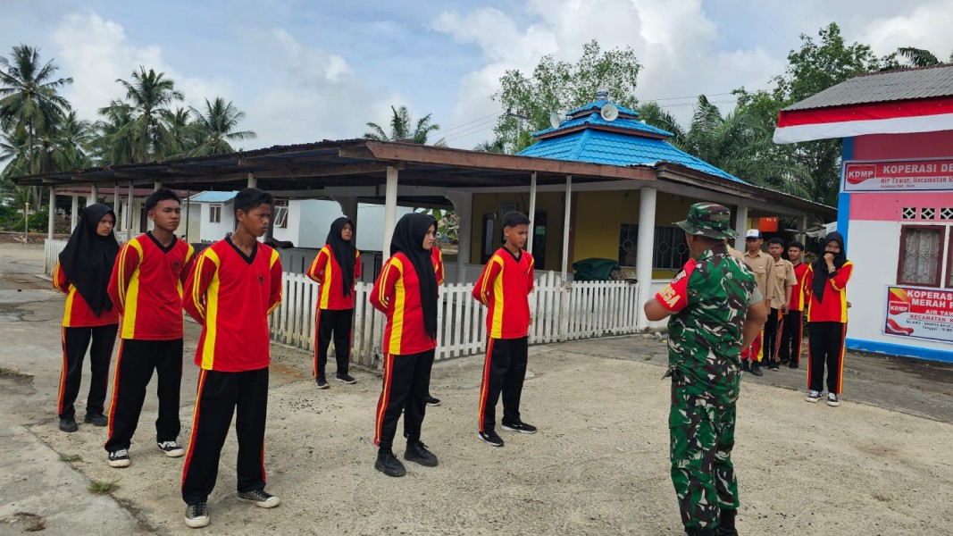 Babinsa Koramil 06/Kateman Berikan Wasbang kepada Calon Paskibraka HUT RI ke-80 Desa Air Tawar