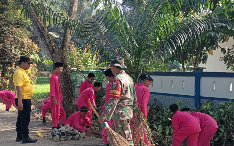 Koramil 03 dan Masyarakat Kompak Bersihkan Sekolah, Rumah Ibadah, dan Pantai Basilam Baru