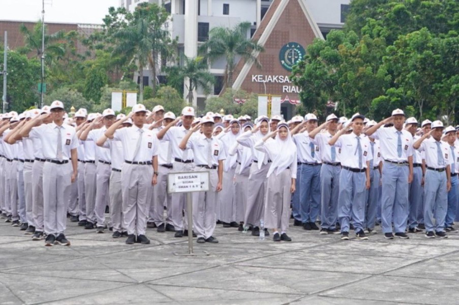 Siswa Kurang Mampu di Riau Bakal Dapat Seragam Gratis, Abdul Wahid Janji Perluas untuk Semua