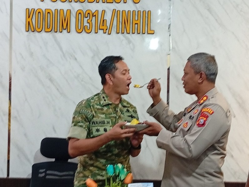 AKBP Donny Beri Kejutan Ulang Tahun ke-42 untuk Dandim 0314/Inhil