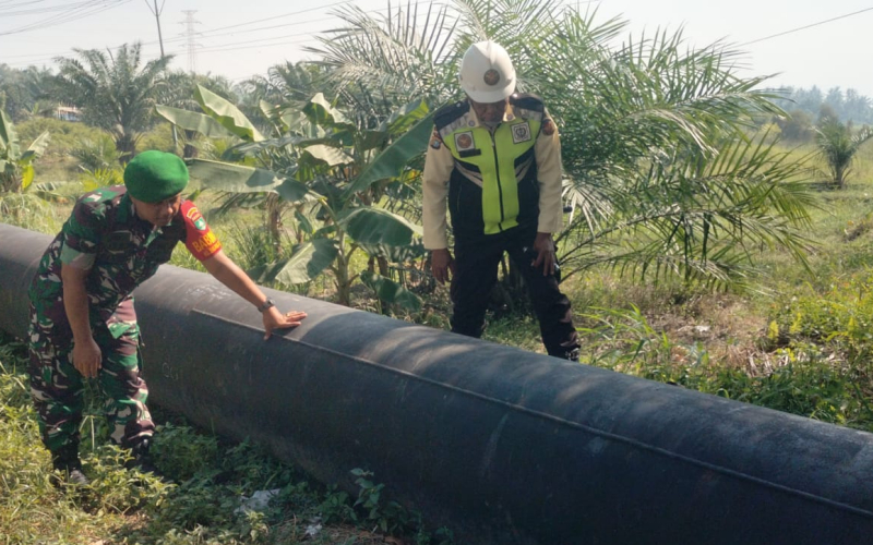 Babinsa dan Security Pertamina Rutin Patroli, Jalur Pipa Minyak Dumai Dipastikan Aman