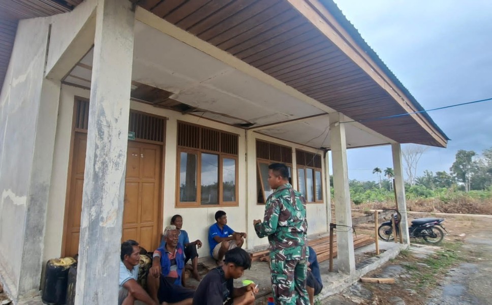 Babinsa Serda Wiky Hendri Septa Sosialisasikan Bahaya Narkoba kepada Warga Teluk Lancang