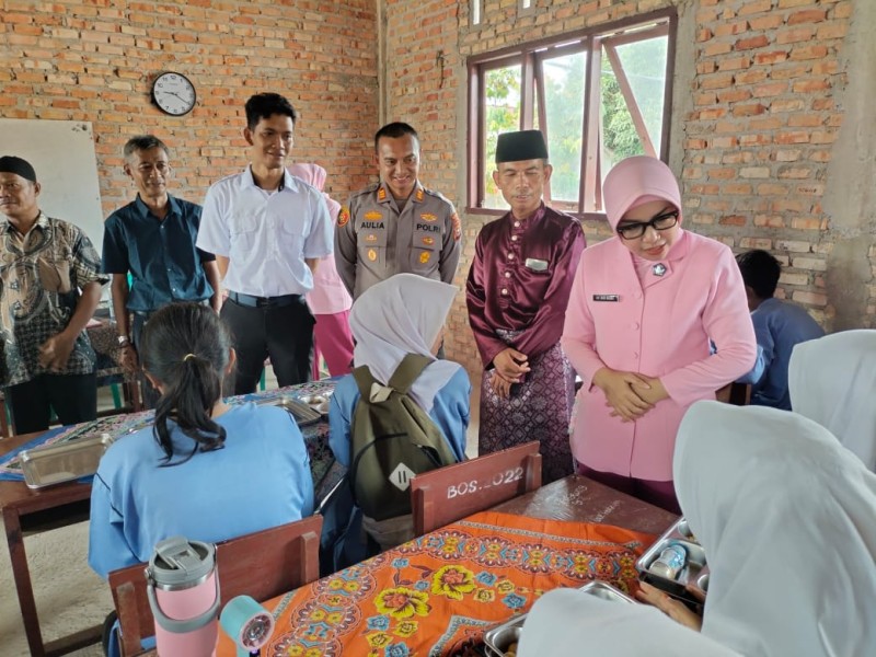 Kunjungan Hangat Ketua Bhayangkari Kampar ke SMPN 10 Kualu: Bantu, Sapa, Inspirasi!