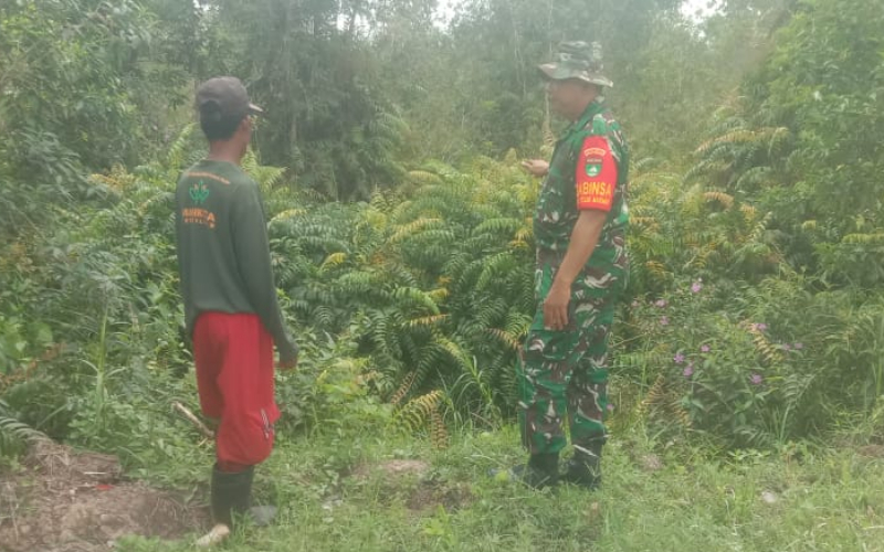 Sertu Cerzakatno Ajak Warga Teluk Makmur Waspadai Bahaya Karhutla