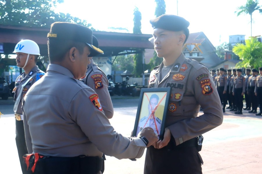 KAPOLRES INDRAGIRI HILIR AKBP FAROUK OKTORA S.H, S.I.K, PIMPIN GELAR UPACARA PTDH TERHADAP DUA PERSONEL