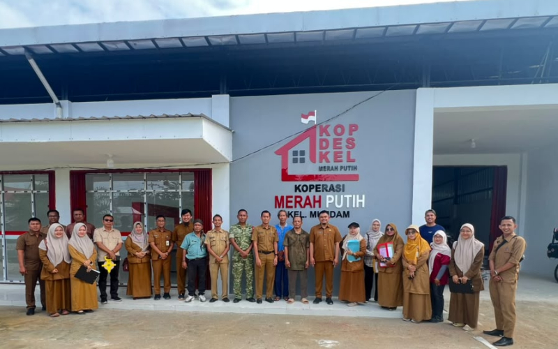 Babinsa Mundam Dampingi Kepala Dinas Koperasi Cek KDKMP