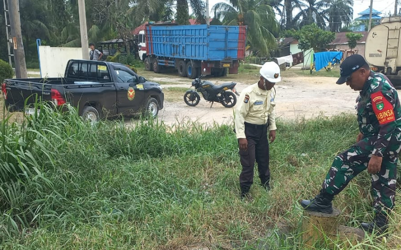 Babinsa Bukit Kapur Imbau Warga Jaga Sterilitas Jalur Pipa Minyak Saat Patroli Pengamanan