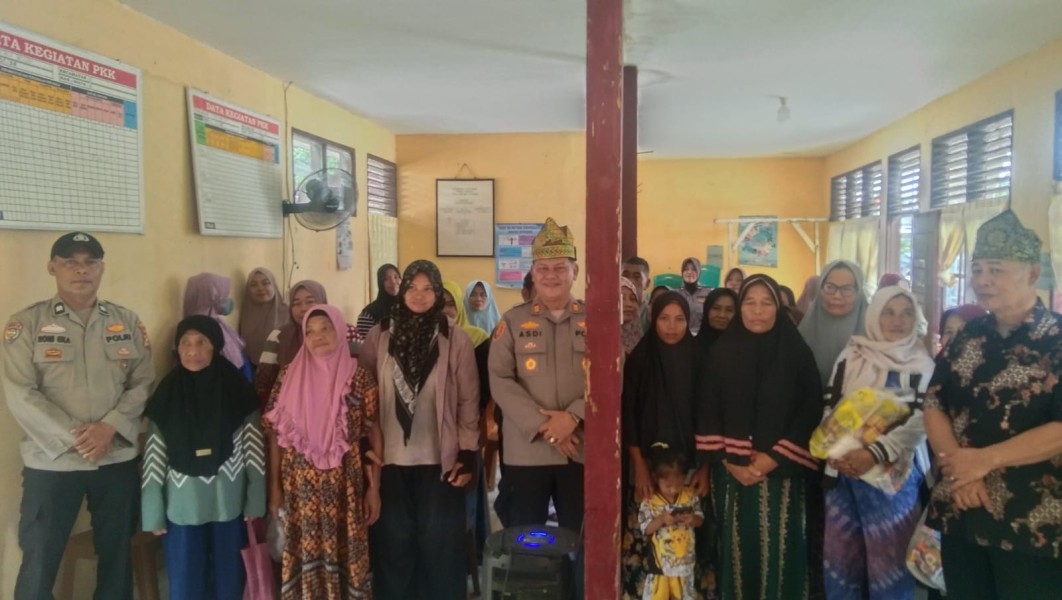 Kapolsek Kampar 'Pimpin' Jumat Berkah, 'Sentuh' Hati Masyarakat Rumbio Jaya!