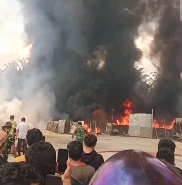 Gudang Diduga Penyimpanan Solar Terbakar, Asap Hitam Pekat Selimuti Marpoyan Damai