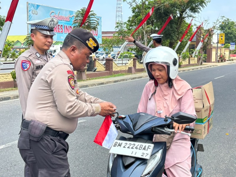 Jelang Perayaan Hari Kemerdekaan RI ke-81, Polres Inhu Bagikan Bendera Merah Putih Kepada Pengguna Jalan