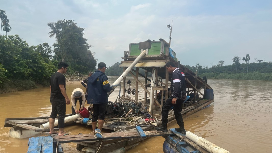 Polsek Cerenti Tertibkan Aktivitas PETI di Sungai Kuantan, Satu Unit Dompeng Dimusnahkan Meski Sempat Dihadang Warga