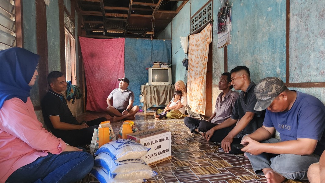 Kapolres Kampar Kunjungi Warga Miskin, Tunjukkan Kepedulian dan Kepemimpinan