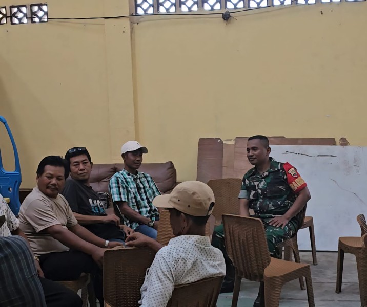 Babinsa Koramil 06/Kateman Komsos dengan Tokoh Masyarakat Desa Air Tawar