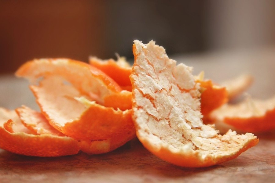 6 Cara Praktis Manfaatkan Kulit Jeruk untuk Halaman Rumah