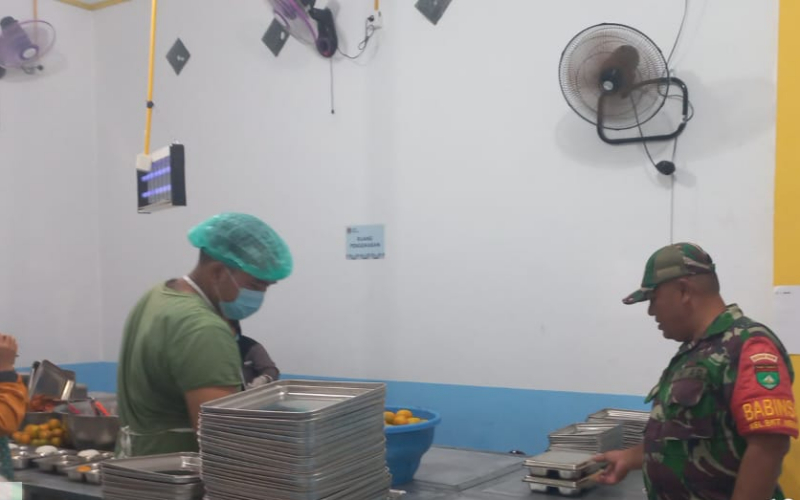 Babinsa Pantau Ribuan Siswa di Bukit Kapur Terima Makanan Bergizi Gratis