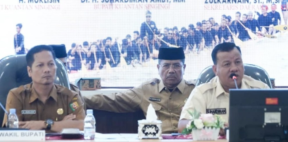 Pimpin Rapat Evaluasi Realisasi Fisik dan Keuangan 2025, Bupati Kuansing Tekankan Kinerja OPD
