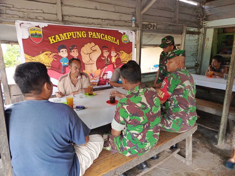 Babinsa Koramil 03/Minas Serda Haris Sandya Pratama Sosialisasikan Nilai-Nilai Pancasila di Kampung Pancasila