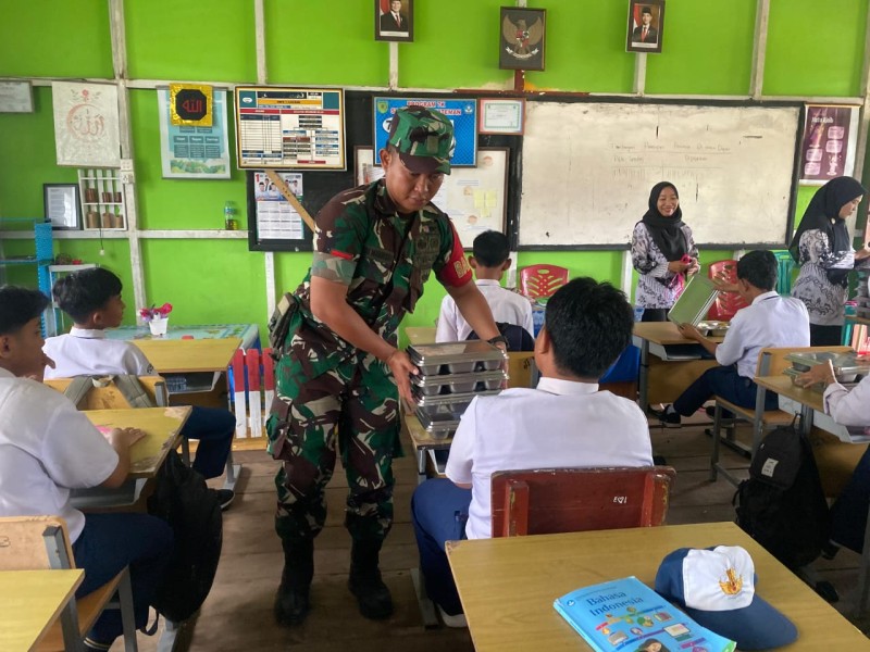 Dukung Generasi Sehat, Babinsa Koramil 06/Kateman Kawal Program MBG