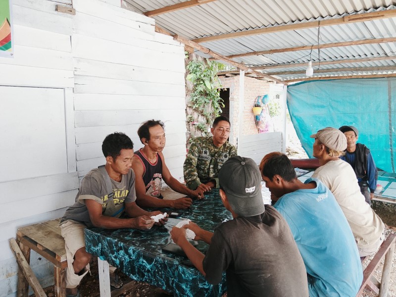 Babinsa Koramil 03/Minas Gelar Komsos Bahaya Narkoba di Kampung Minas Timur, Warga Sambut Dengan Baik